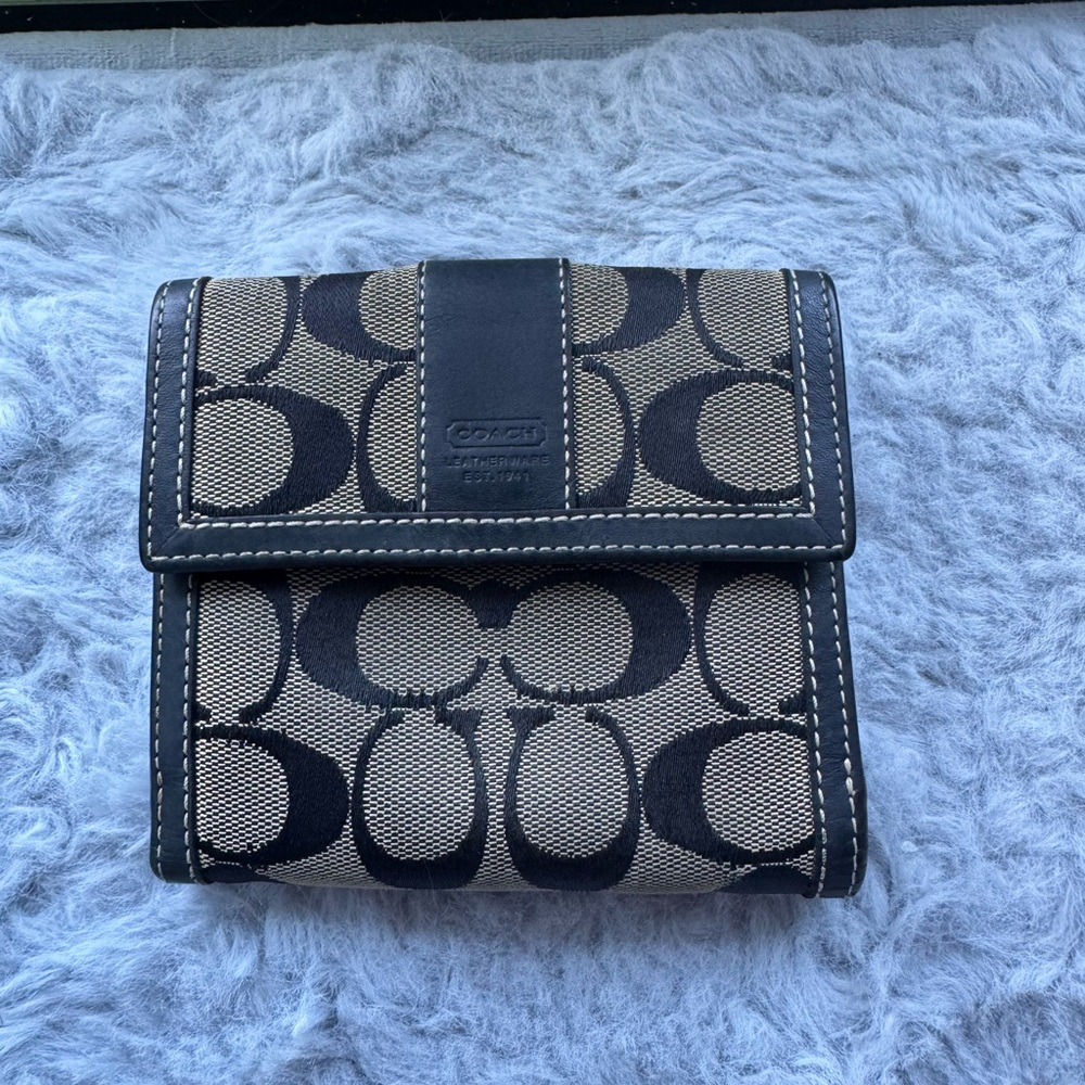 🔸Coach Black & Tan Compact Wallet🔸